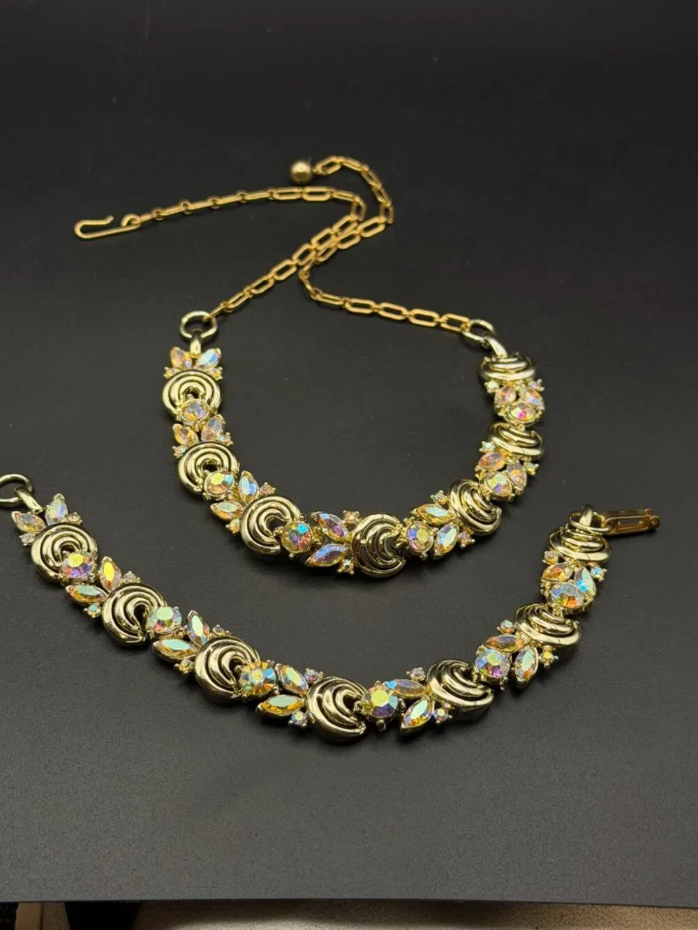 Vintage Gold Tone Aurora Borealis Rhinestone Necklace, Earrings & Bracelet Parue